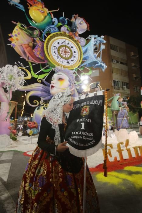 La belleza Candela Marco besa el banderín del primer premio frente al monumento