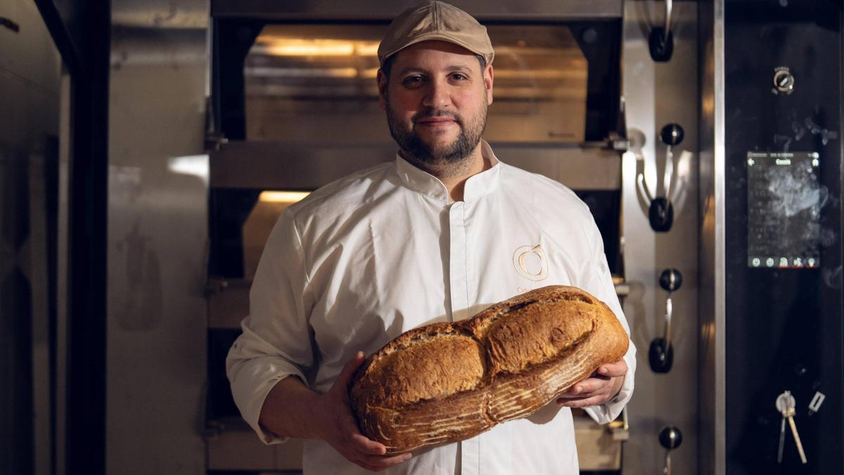 Oriol Carrió, con uno de los panes que elabora en su obrador.