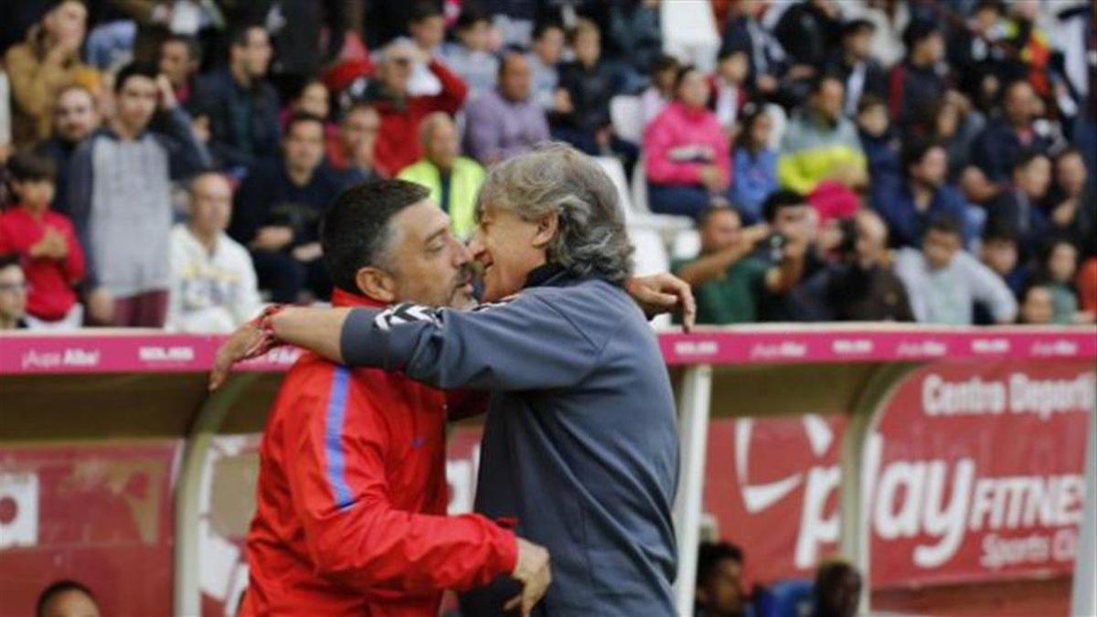 García Pimienta saluda al técnico del Albacete, Enrique Martín, antes del partido