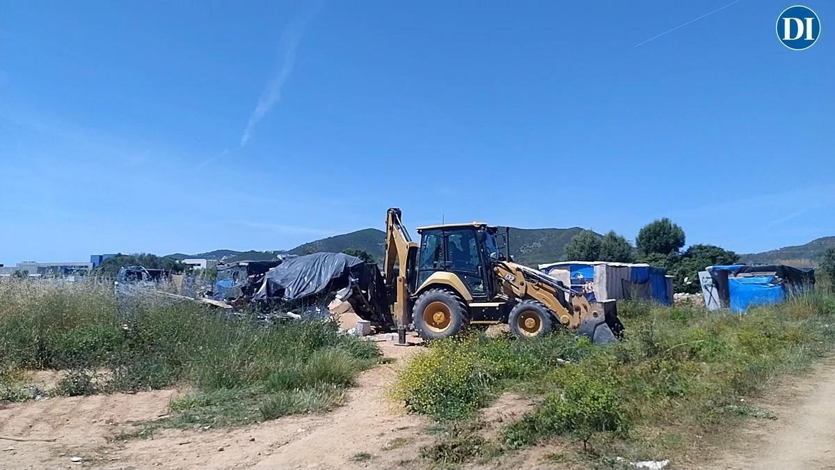 Las máquinas derriban las infraviviendas del asentamiento chabolista de Ibiza en sa Joveria