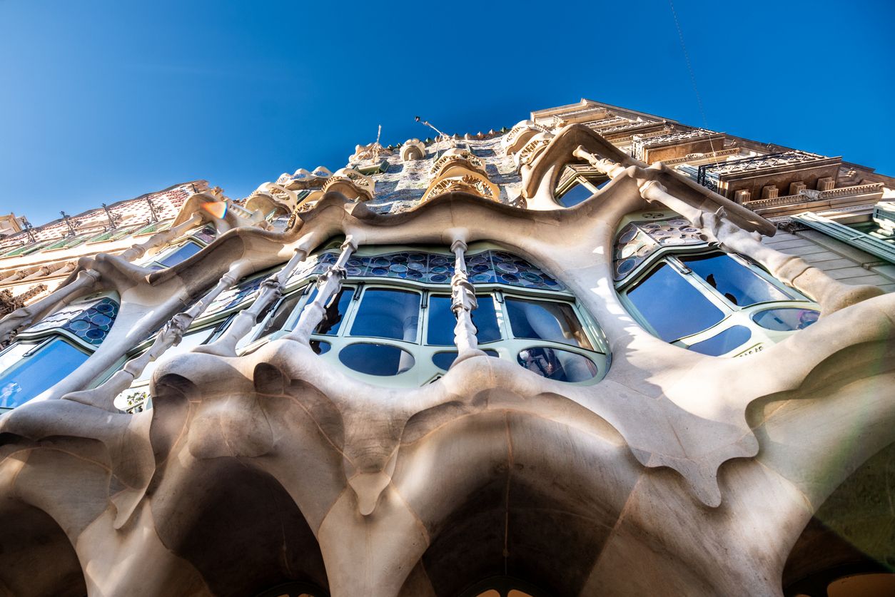 La asimetría y el dinamismo son la clave del modernismo y eje de las grandes obras de Gaudí.