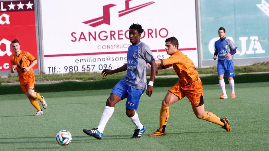 Jean Marco toca el balón