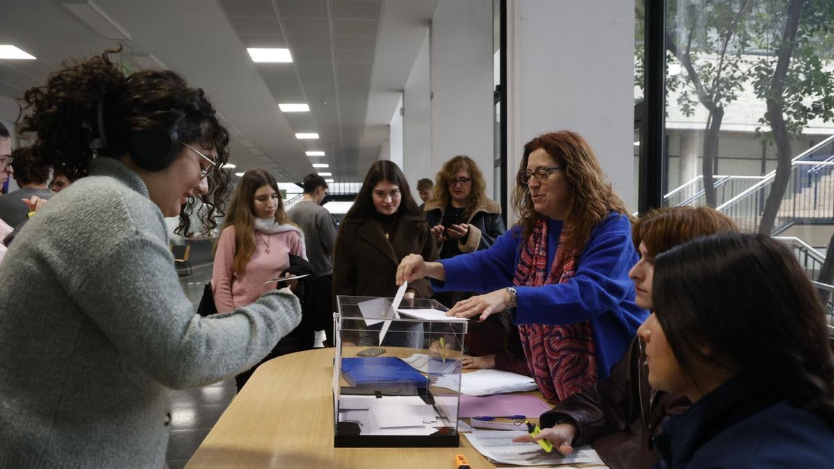Casi 60.000 personas eligen hoy al nuevo rector o rectora de la Universitat de València