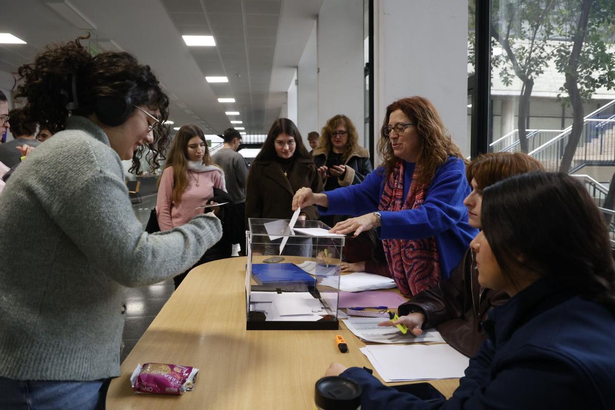 Alumnes de la UV voten el nou rector