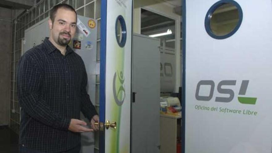 Alberto Ruiz, ante la puerta de la Oficina del Software Libre de la ULPGC, en la Escuela de Ingeniería Informática. | andrés cruz