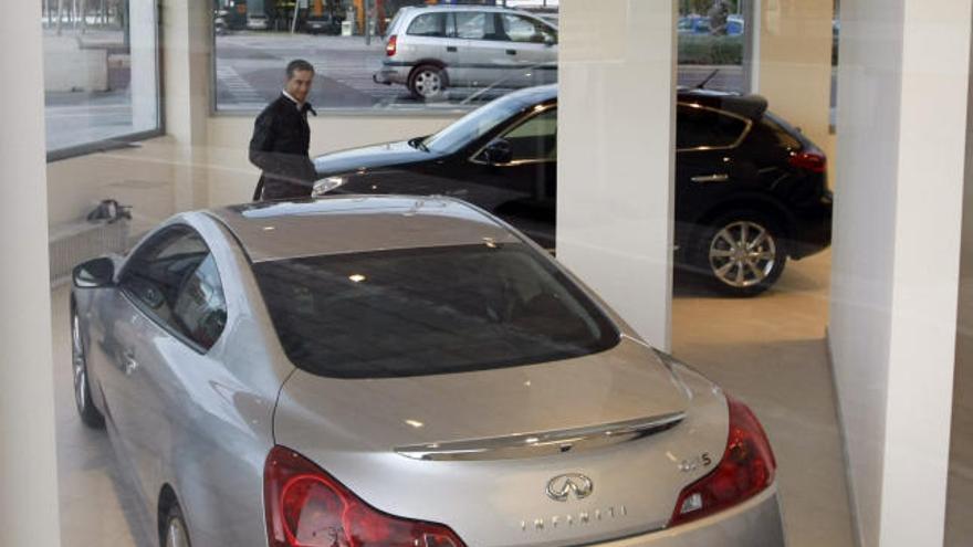 En el concesionario. Costa visitó en enero un concesionario de la marca del vehículo con el que sufrió el accidente.