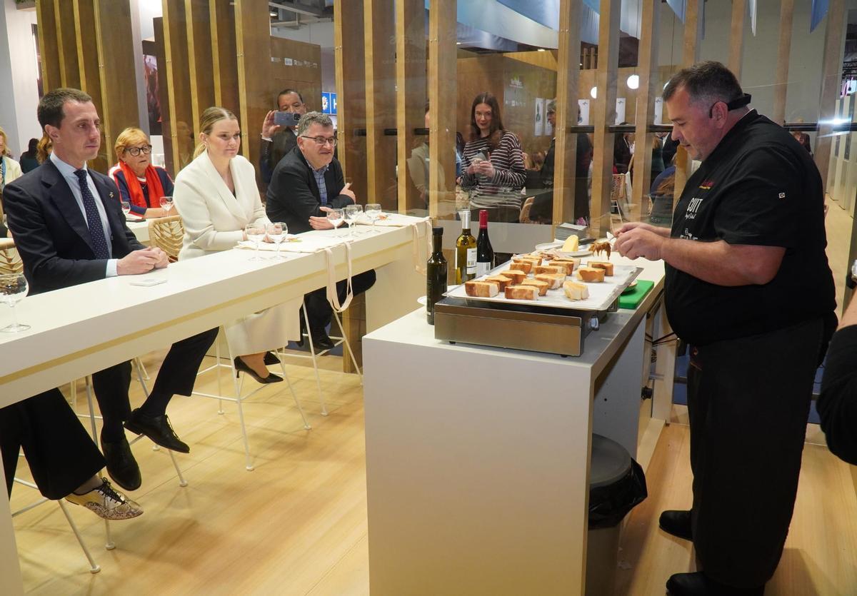 Miquel Calent vuelve a la ITB 2026 promocionar la gastronomía local, en la foto el año pasado en el estand balear, en el recinto feria l Messe Berlin.
