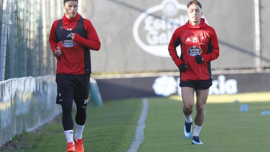 Roncaglia y Emre Mor, durante un entrenamiento en A Madroa. // Ricardo Grobas