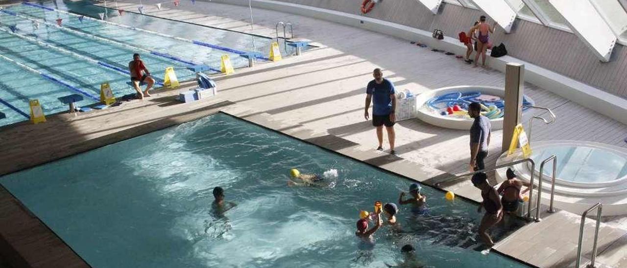 Actividades en la piscina cubierta municipal de Cangas, A Balea. // Santos Álvarez