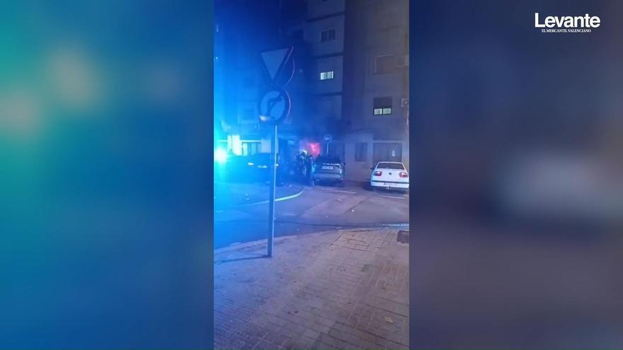 Arden un bajos turísticos situados en la calle Poeta Mas i Ros de València