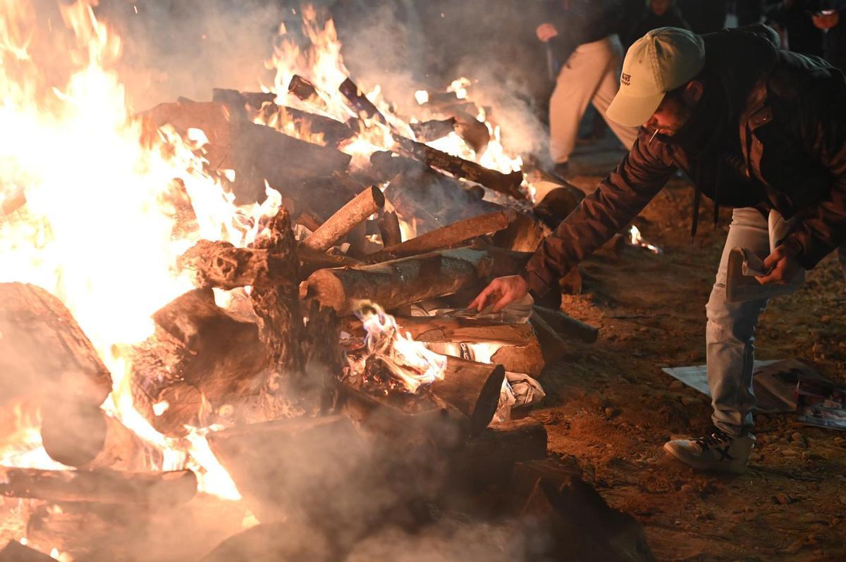 En imágenes | Los barrios de Casablanca y San Juan de Mozarrifar prenden sus hogueras de San Antón
