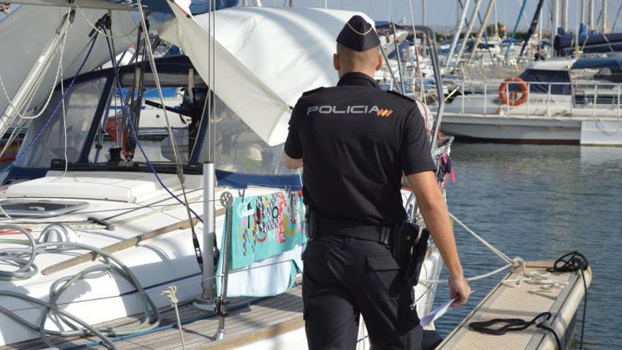 Un policía del Servicio de Fronteras recorre  la dársena deportiva del Puerto de Cartagena.