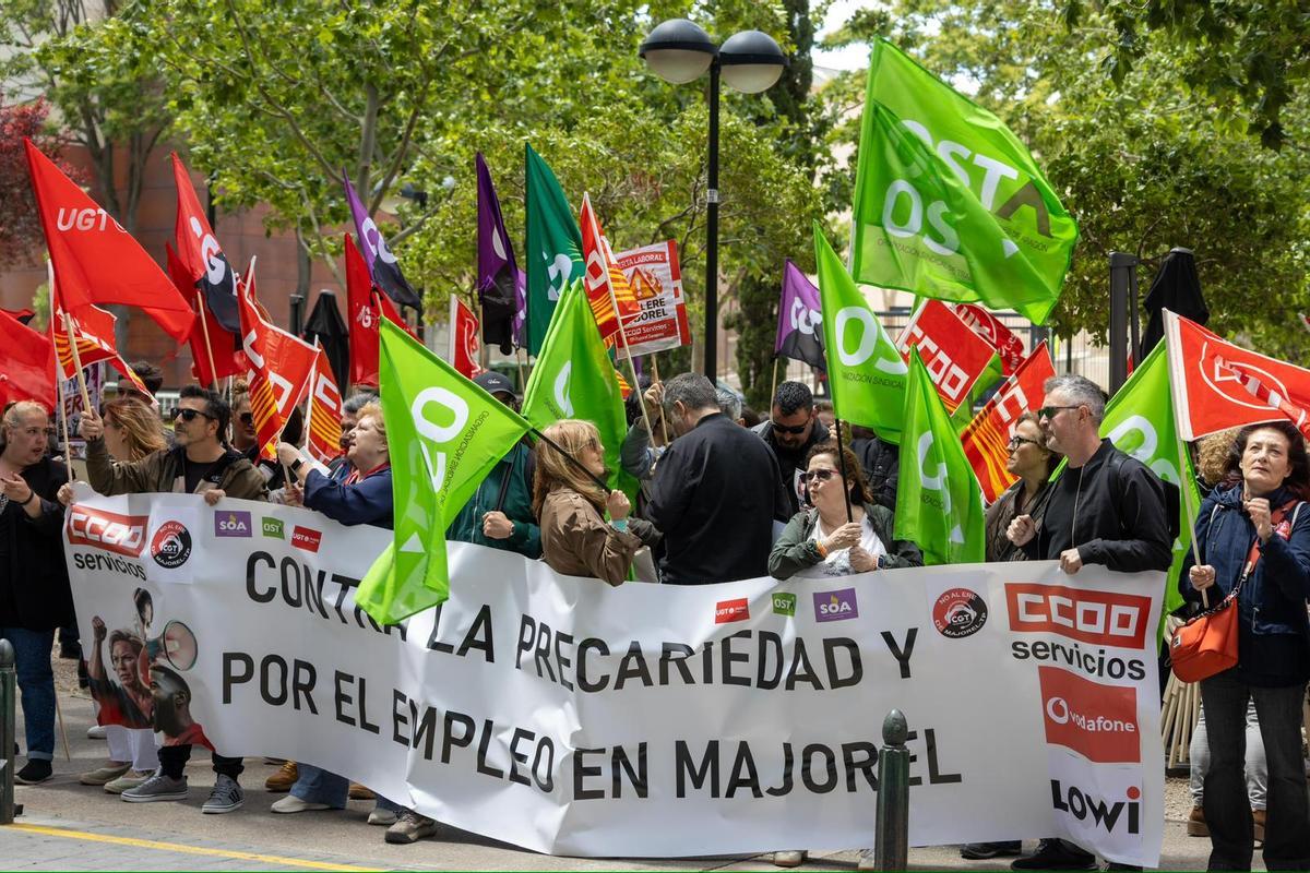 La plantilla de Majorel defiende sus puestos de trabajo en Zaragoza, en imágenes