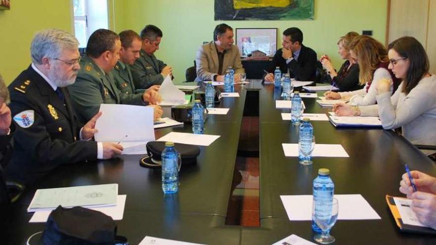 Imagen de la reunión ayer en Oleiros de la Junta Local de Seguridad.