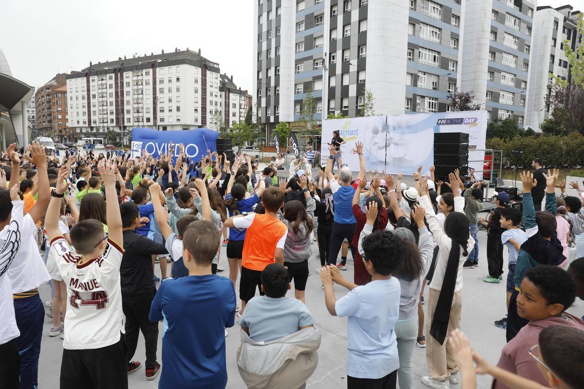 Body combat, coreografías, visitas de deportistas: así se mueven en Oviedo por los hábitos saludables más de 1.500 niños y niñas, en imágenes