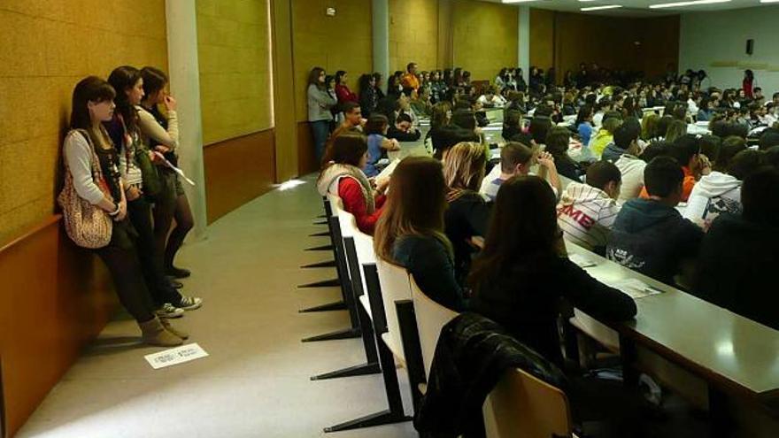 Alumnos de Bachillerato de toda la provincia, ayer en el Aulario I.