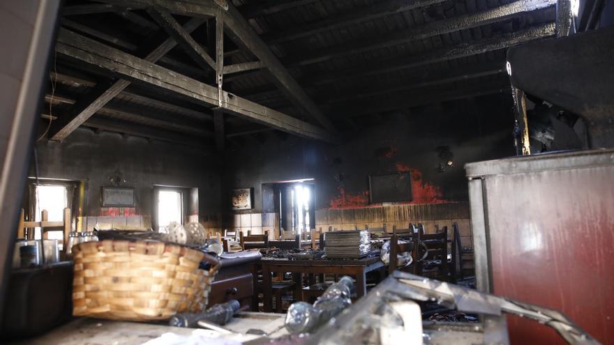 Los bomberos que apagaron el incendio en El Mercante salvaron una imagen de  la Santina con las cenizas de los fundadores del restaurante - La Nueva  España