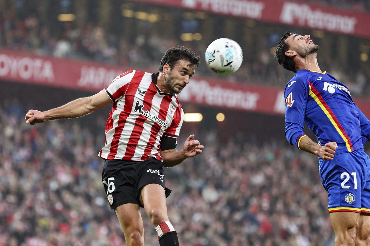 Iñigo Lekue heads a ball against Juan Iglesias