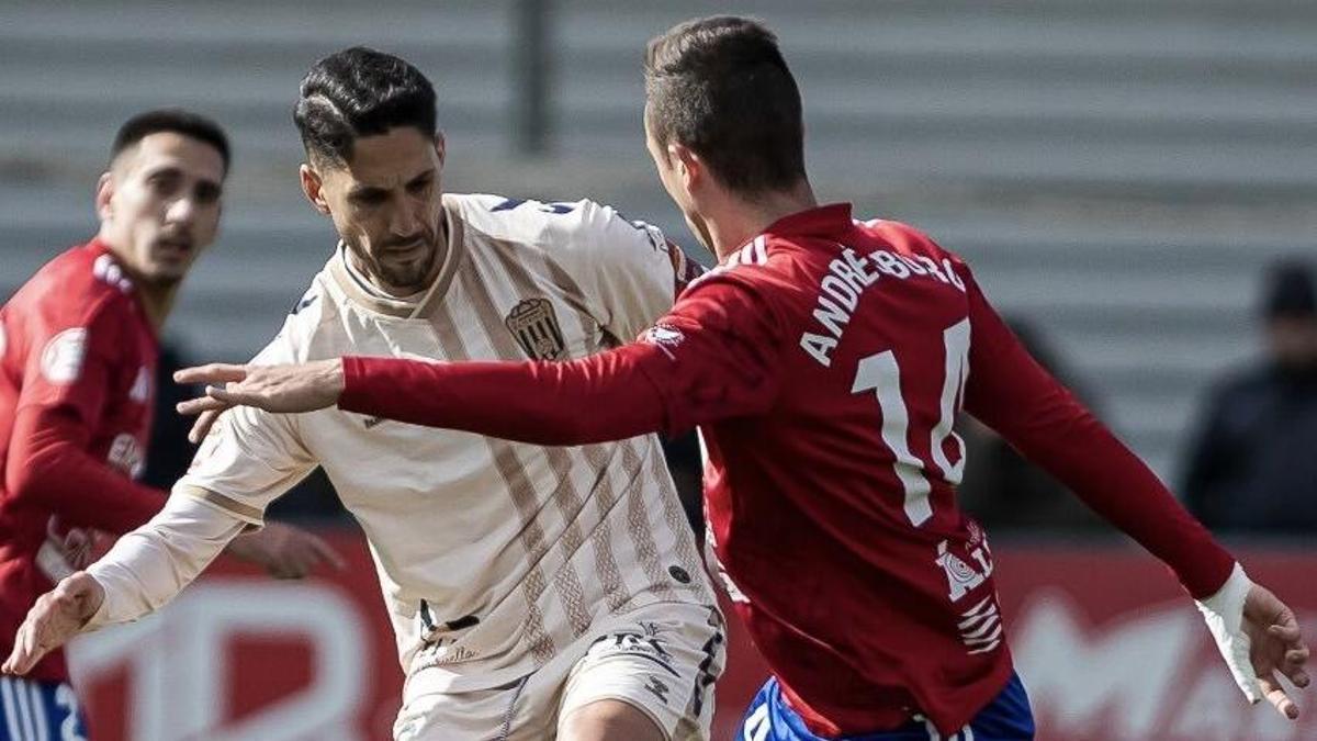 Fidel Chaves disputa un balón frente al Tarazona.