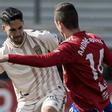 Fidel Chaves disputa un balón frente al Tarazona.