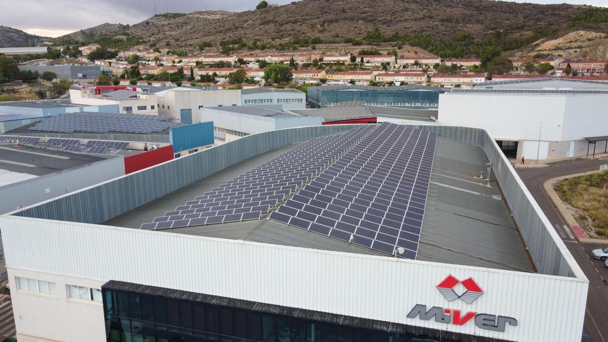 Una instalación fotovoltaica en la cubierta de una nave industrial en Elda.