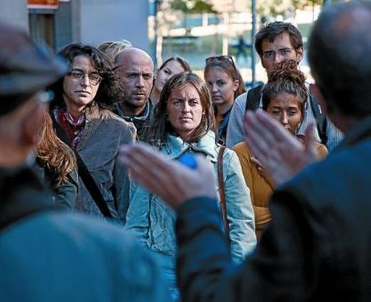 Àgora real 8 Antoni Ramon i Estanislau Roca, d’esquena, imparteixen la classe al carrer a Lesseps, ahir. Àgora real 8 Antoni Ramon i Estanislau Roca, d’esquena, imparteixen la classe al carrer a Lesseps, ahir.
