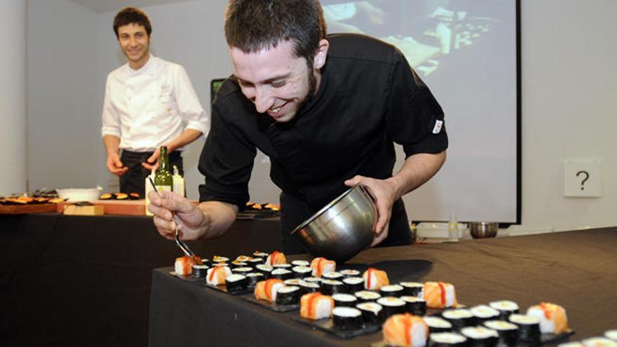 Los chefs Federico López y Javier Fins, ayer, acabando sus platos. // Bernabé / Javier Lalín