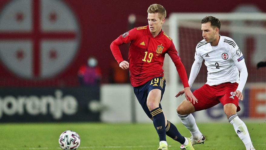 Dani Olmo conduce la pelota ante Paichadze durante el partido disputado por la selección ante Georgia en Tiflis. |  // REUTERS