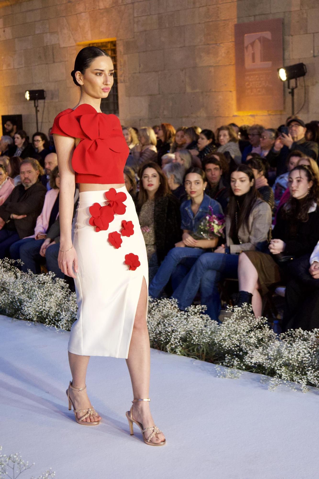 Así ha sido el desfile de Silvia Navarro en la Plaza de la Cruz de Murcia