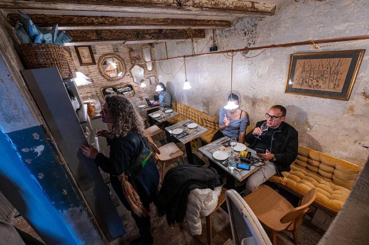 Barcelona 10/12/2025 Barcelona. La antigua propietaria de la librería, Cristina Riera, y su sucesor al frente del negocio, Rafa Serra. Reapertura librería Sant Jordi. AUTOR: MANU MITRU