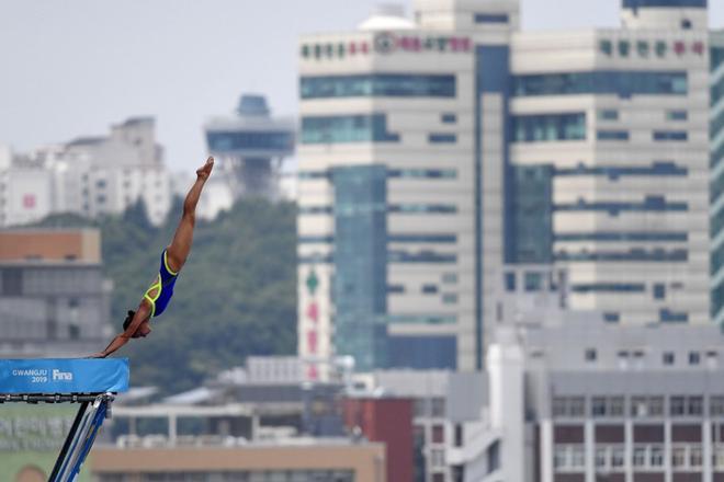 Antonina Vyshyvanova compite an la ronda de femenina de saltos de gran altura durante el Mundial de Natación de Gwangju (Corea del Sur) en la Universidad de Chosun.