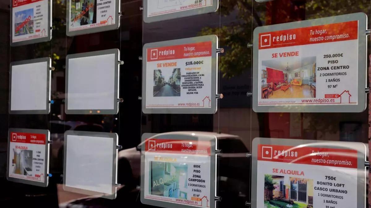 Anuncios de pisos en una inmobiliaria de Córdoba.