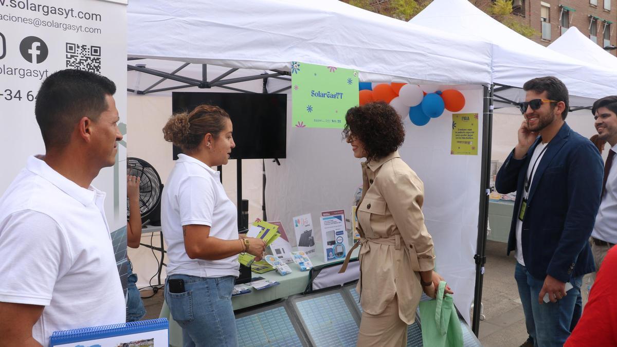 La alcaldesa Cristina Mora visita uno de los stands de la Feria del Comercio de Quart de Poblet.