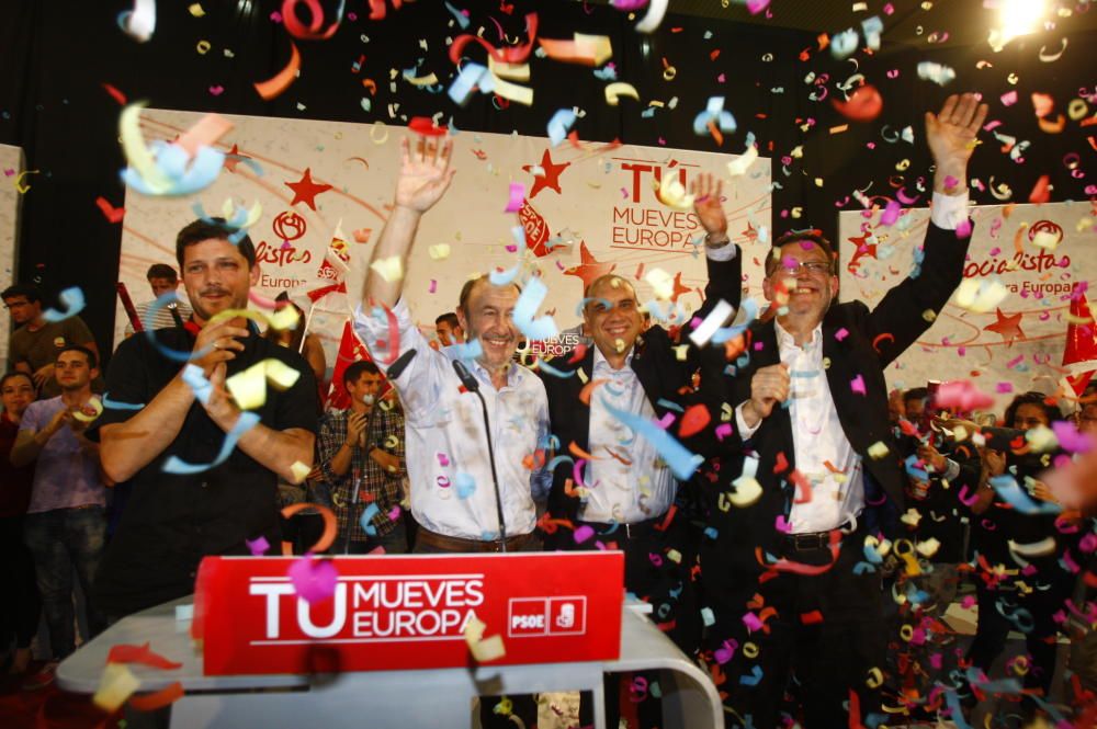 El secretario general del PSOE, Alfredo Pérez Rubalcaba, y el líder de los socialistas valencianos, Ximo Puig, durante el mitin de cierre de campaña para las elecciones europeas de 2014 en Alicante