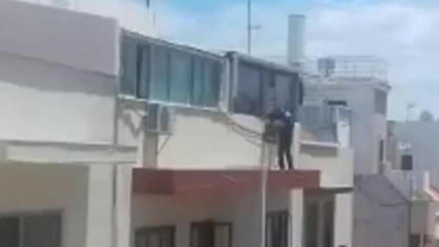 Evitan que una mujer se tire desde la azotea de un edificio en Tenerife