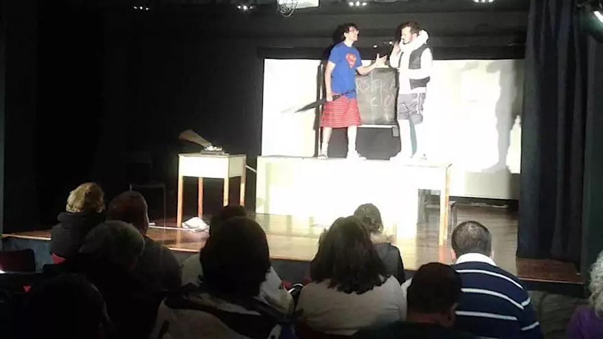 Representación teatral en la Sala Loreto de Colunga.