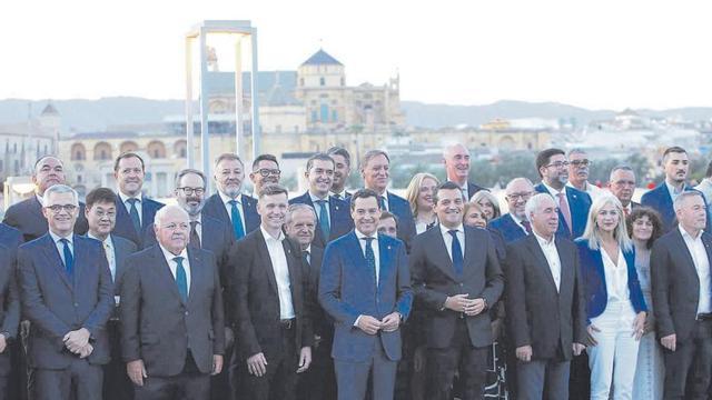 Una parte de los alcaldes, concejales y técnicos del GCPH reunidos esta semana en Córdoba, entre ellos el alcalde de Eivissa, Rafael Triguero. | EFE