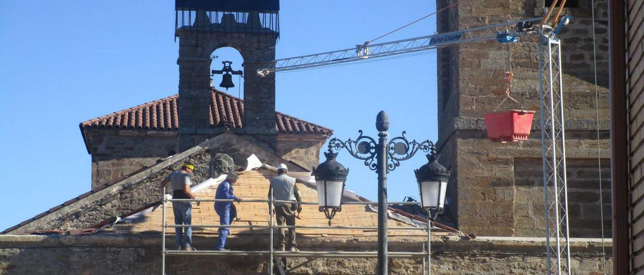 Obras de restauración en el santuario de la Carballeda de Rionegro. | A. S.