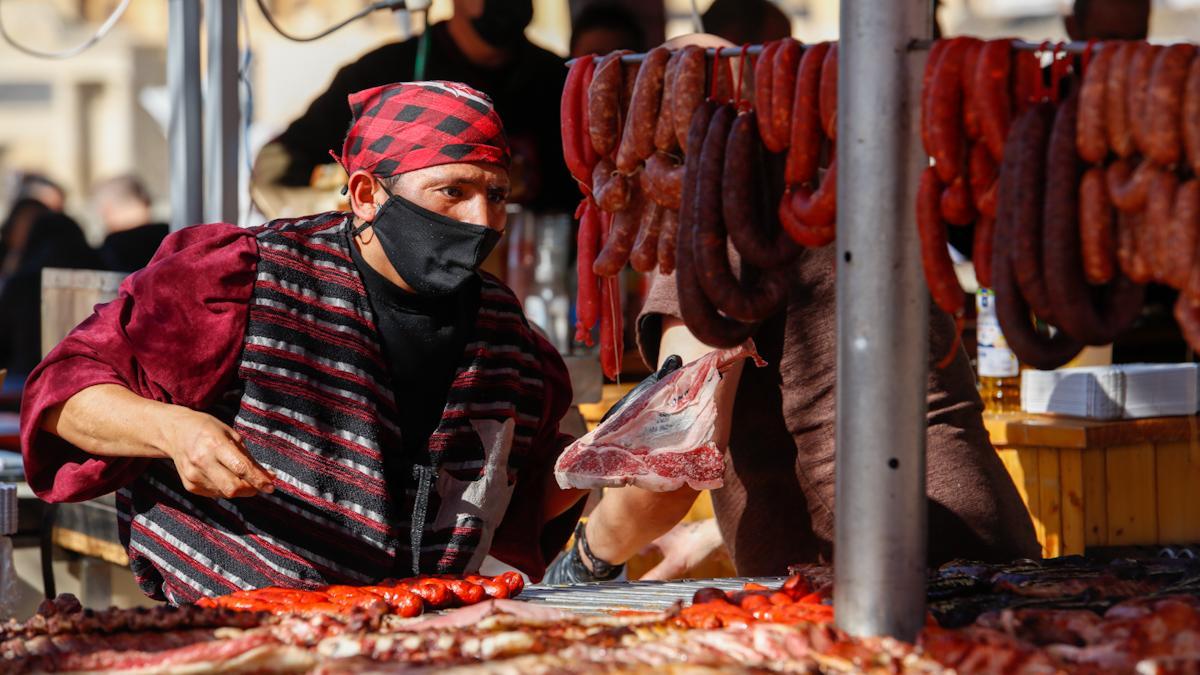 Un pasacalles multicolor inaugura el Mercado Renacentista de Córdoba