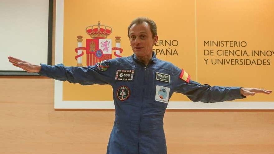 El ministro Pedro Duque, con el mono de astronauta.