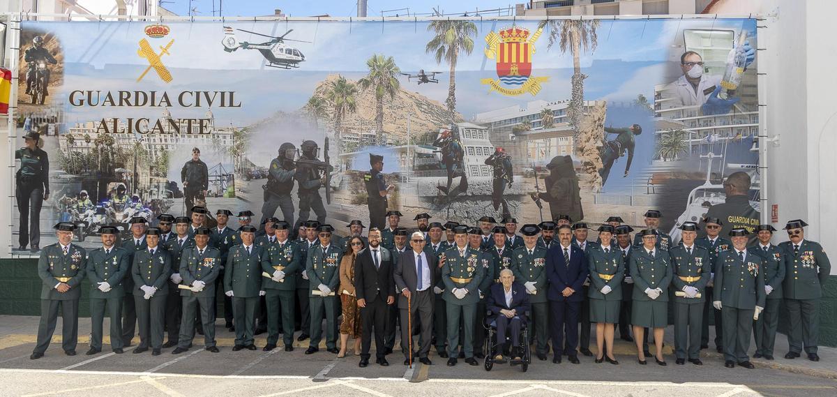 Asistentes al acto delante de un mural colocado en la Comandancia de Alicante.