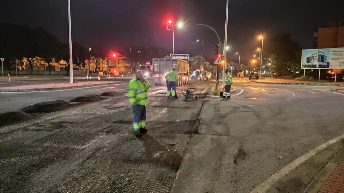 Operarios del Ayuntamiento de Murcia trabajando anoche en la avenida Reino de Murcia.