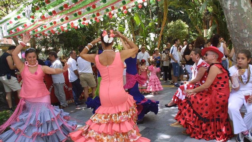 Dos mujeres bailan por sevillanas en la Feria y Fiestas de San Bernabé.