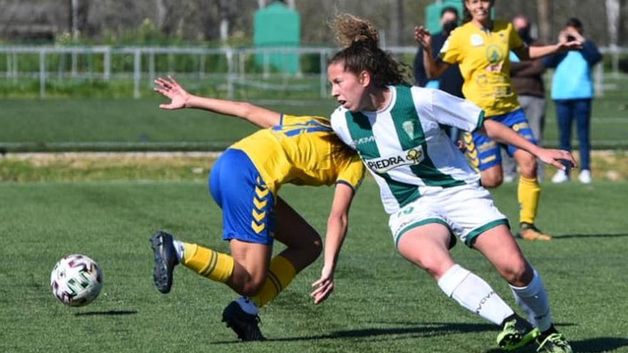 Lance del partido entre el Córdoba CF Femenino y el Femarguin en la Ciudad Deportiva, correspondiente a la Liga Reto Iberdrola.