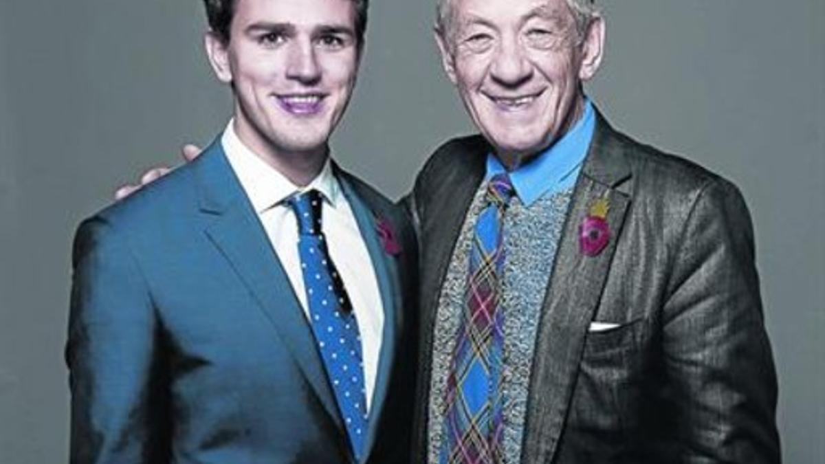 Roberto Weeden-Sanz, junto al actor Ian McKellen, el Gandalf de 'El señor de los anillos'.