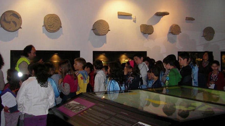 Visita de escolares al Museo Arqueolóxico do Monte Santa Trega, en A Guarda.  // C. A G. / E. G.