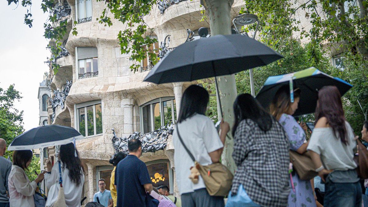 La lluvia soprende a los turistas en Barcelona.