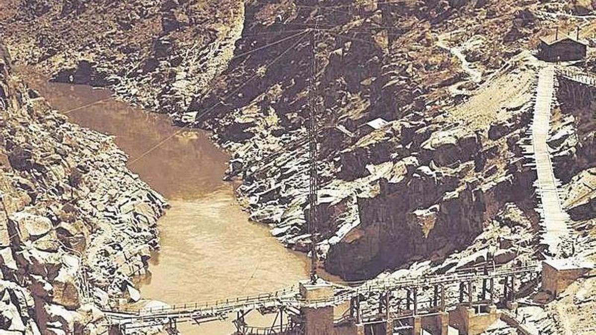 Imagen de la presa de Ricobayo durante su construcción