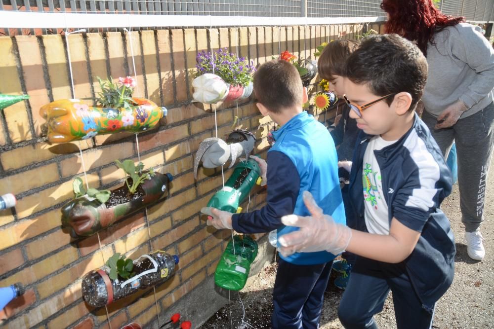 Un jardín con macetas recicladas