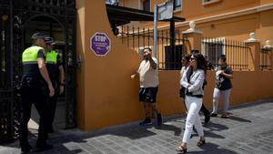 Ángel C. S. hace una peineta a los periodistas de Levante-EMV antes de ser detenido por el atropello del niño de 7 años en València em la Ronda Nord.